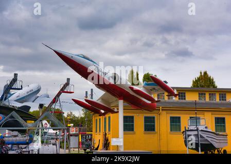 SPEYER, DEUTSCHLAND - OKTOBER 2022: Weiß rot Lockheed F-104 Starfighter american West German Luftwaffe Überschall Luftüberlegenheit Jet-Kämpfer-Bomber Kamm Stockfoto