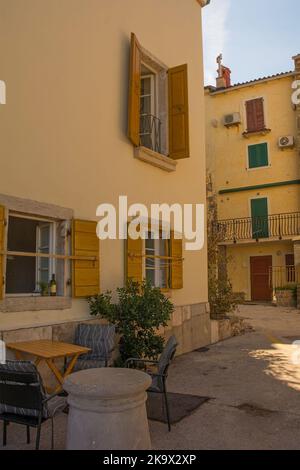 Eine ruhige Seitenstraße im historischen mittelalterlichen Zentrum von Piran an der Küste Sloweniens Stockfoto