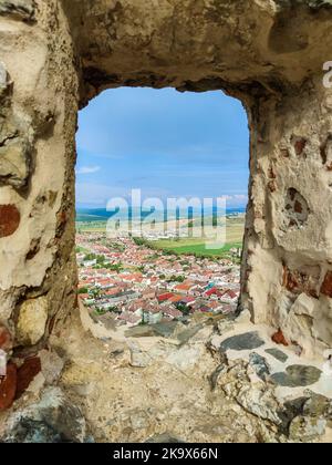 Malerischer Blick durch das Fenster der Schlupfloch in der Wand der alten Rupa Festung in Rumänien. Die Festung wurde auf den Ruinen der ehemaligen dakischen Verteidigungsanlage errichtet Stockfoto