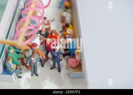 Miniatur, wenn man schon zu spät zur Arbeit ist und die Buhrufe direkt hinter einem liegt, in einem Konzept für öffentliche Verkehrsmittel (Bus oder Bahn). Stockfoto