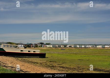 Eines der Hausboote neben dem Kench auf Hayling Island bei Ebbe. Stockfoto