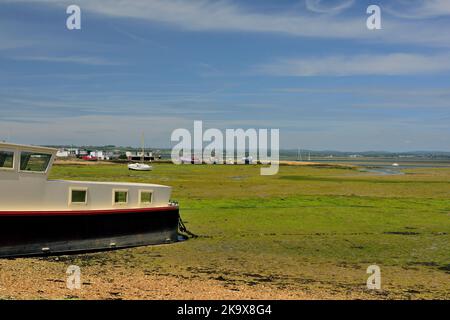 Eines der Hausboote neben dem Kench auf Hayling Island bei Ebbe. Stockfoto