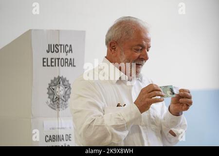 29. Oktober 2022, Brasilien, São Paulo: Luiz Inacio Lula da Silva, ehemaliger brasilianischer Präsident, der zur Wiederwahl kandidiert, zeigt während der zweiten Runde der Präsidentschaftswahlen seinen Wählerausweis und Wahlnachweis. Foto: Lincon Zarbietti/dpa Quelle: dpa picture Alliance/Alamy Live News Stockfoto