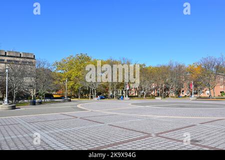STONY BROOK, NEW YORK - 21 Okt 2022: The Quad, angrenzend an das Student Activities Center (SAC) auf dem Campus der Stony Brook University, einer SUNY-Schule Stockfoto