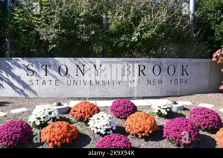 STONY BROOK, NEW YORK - 21 Okt 2022: Schild am Eingang der Stony Brook University, einer SUNY-Institution auf Long Island. Stockfoto