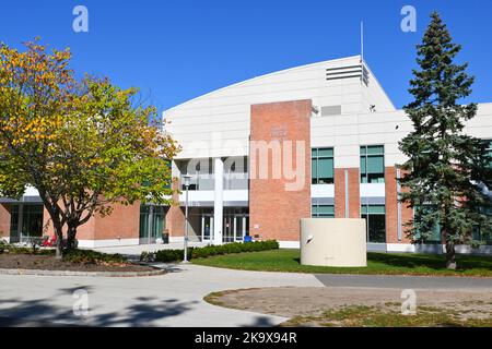 STONY BROOK, NEW YORK - 21 Okt 2022: Das Gebäude der Studentenvereinigung auf dem Campus der Stony Brook University, einer SUNY-Schule auf Long Island. Stockfoto