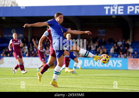 Chelseas Sam Kerr schießt während des Spiels der Barclays Women's Super League in Kingsmeadow, London. Bilddatum: Sonntag, 30. Oktober 2022. Stockfoto