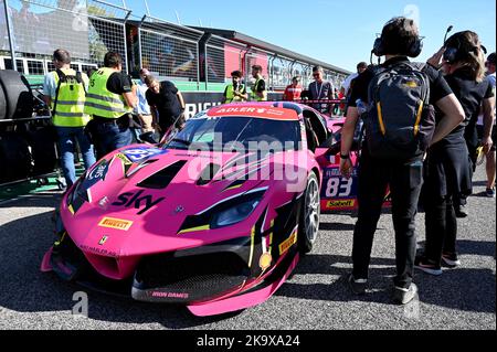 Imola, Italien. 30. Oct, 2022. Grid pirelli Cup ferrari Challange während Ferrari Challenge World Finals Day 2, Ferrari Challenge Cup in Imola, Italien, Oktober 30 2022 Credit: Independent Photo Agency/Alamy Live News Stockfoto