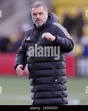 Celtic Manager Ange Postecoglou begrüßt die Fans nach dem Cinch Premiership-Spiel in der Tony Macaroni Arena, Livingston. Bilddatum: Sonntag, 30. Oktober 2022. Stockfoto