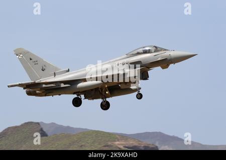 Der Eurofighter Typhoon der spanischen Luftwaffe kommt während der SIRIO 22-Übung auf dem Luftwaffenstützpunkt Gando an Land. Stockfoto