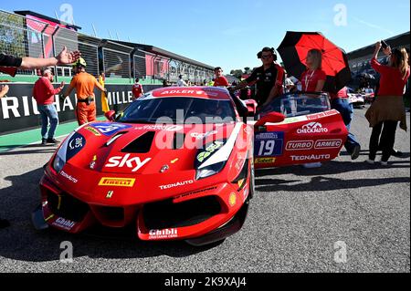 Imola, Italien. 30. Oct, 2022. Grid pirelli Cup ferrari Challange während Ferrari Challenge World Finals Day 2, Ferrari Challenge Cup in Imola, Italien, Oktober 30 2022 Credit: Independent Photo Agency/Alamy Live News Stockfoto