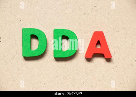 Farbiger Buchstabe im Wort DDA (Abkürzung für Abschreibung, Erschöpfung und Abschreibung oder Nachfragekonto) auf Holzhintergrund Stockfoto