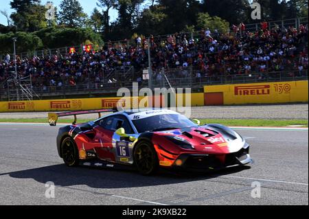 Imola, Italien. 30. Oct, 2022. Grid pirelli Cup ferrari Challange während Ferrari Challenge World Finals Day 2, Ferrari Challenge Cup in Imola, Italien, Oktober 30 2022 Credit: Independent Photo Agency/Alamy Live News Stockfoto