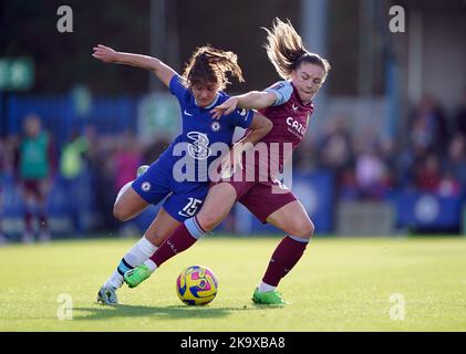 Chelsea's Eve Perisset und Kirsty Hanson (rechts) von Aston Villa kämpfen während des Barclays Women's Super League-Spiels in Kingsmeadow, London, um den Ball. Bilddatum: Sonntag, 30. Oktober 2022. Stockfoto