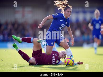 Chelsea's Eve Perisset und Aston Villas's Kirsty Hanson (Boden) während des Barclays Women's Super League-Spiels in Kingsmeadow, London. Bilddatum: Sonntag, 30. Oktober 2022. Stockfoto