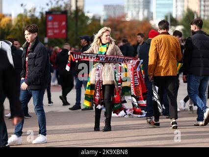 Manchester, Großbritannien. 30. Oktober 2022. Eine Frau verkauft Schals vor dem Premier League-Spiel in Old Trafford, Manchester. Bildnachweis sollte lauten: Darren Staples/Sportimage Credit: Sportimage/Alamy Live News Stockfoto