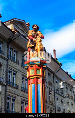 Simsonbrunnen an der Kramgasse in der Berner Altstadt, Schweiz. Erbaut 1544 von Hans Gieng Stockfoto