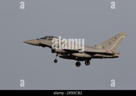 Spanische Eurofighter-Taifune kehren nach einer Mission während des SIRIO 22-Trainings zum Gando Air Base zurück. Stockfoto