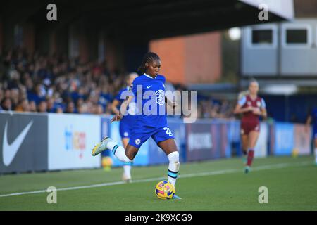 London, Großbritannien. 30. Oktober 2022. London, 30. 2022. Oktober: Kadeisha Buchanan (26 Chelsea) auf dem Ball während des Barclays FA Womens Super League Spiels zwischen Chelsea und Aston Villa in Kingsmeadow, London, England. (Pedro Soares/SPP) Quelle: SPP Sport Press Foto. /Alamy Live News Stockfoto