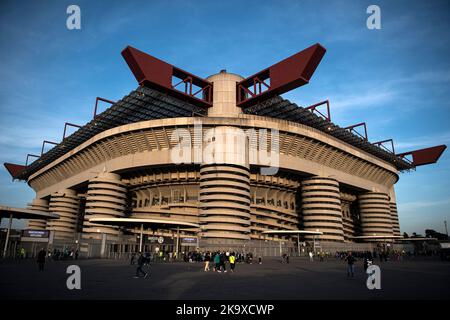 Mailand, Italien. 29. Oktober 2022. Vor dem Fußballspiel der Serie A zwischen dem FC Internazionale und der UC Sampdoria ist die Gesamtansicht des Giuseppe Meazza-Stadions (auch bekannt als San Siro) zu sehen. Kredit: Nicolò Campo/Alamy Live Nachrichten Stockfoto
