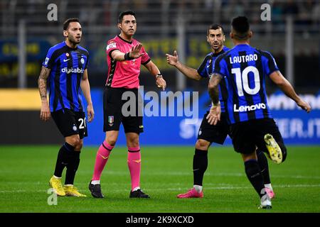 Mailand, Italien. 29. Oktober 2022. Schiedsrichter Luca Massimi reagiert während des Fußballspiels der Serie A zwischen dem FC Internazionale und dem UC Sampdoria. Kredit: Nicolò Campo/Alamy Live Nachrichten Stockfoto