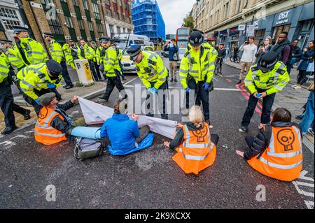 London, Großbritannien. 30. Oktober 2022. Just stop Oil setzt ihren täglichen Protest fort, um die Regierung dazu zu bringen, alle neuen Ölfelder zu stoppen. Sie blockieren für kurze Zeit eine Kreuzung in der Nähe von Spitalfields zum Verkehr. Kredit: Guy Bell/Alamy Live Nachrichten Stockfoto
