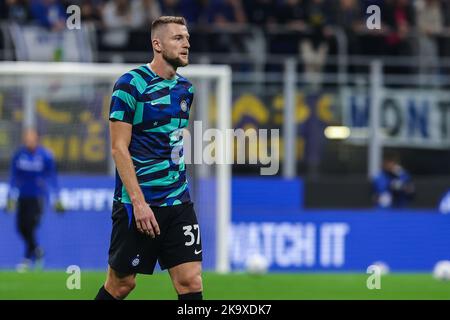 Mailand, Italien. 29. Oktober 2022. Milan Skriniar vom FC Internazionale erwärmt sich während des Fußballspiels der Serie A 2022/23 zwischen dem FC Internazionale und der UC Sampdoria im Giuseppe Meazza Stadium, Mailand, Italien am 29. Oktober 2022.Quelle: Independent Photo Agency/Alamy Live News Stockfoto