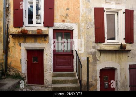 Attraktives & traditionelles Dorfhaus in der Altstadt oder im historischen Viertel von Dieulefit Drome Frankreich Stockfoto