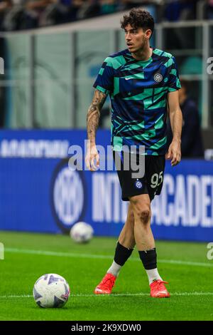 Mailand, Italien. 29. Oktober 2022. Alessandro Bastoni vom FC Internazionale erwärmt sich während des Fußballspiels der Serie A 2022/23 zwischen dem FC Internazionale und der UC Sampdoria im Giuseppe Meazza Stadium. Endergebnis; Inter 3:0 Sampdoria. (Foto: Fabrizio Carabelli/SOPA Images/Sipa USA) Quelle: SIPA USA/Alamy Live News Stockfoto