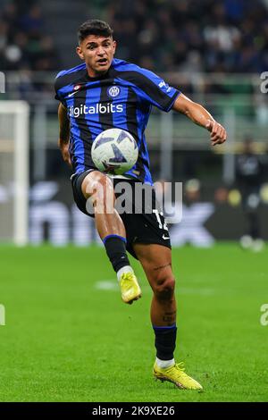 Mailand, Italien. 29. Oktober 2022. Raoul Bellanova vom FC Internazionale in Aktion während des Fußballspiels der Serie A 2022/23 zwischen dem FC Internazionale und der UC Sampdoria im Giuseppe-Meazza-Stadion. Endergebnis; Inter 3:0 Sampdoria. (Foto: Fabrizio Carabelli/SOPA Images/Sipa USA) Quelle: SIPA USA/Alamy Live News Stockfoto
