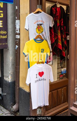 Souvenir-T-Shirts, die vor einem Souvenirladen in der Gamla Stan Altstadt von Stockholm, Schweden, hängen Stockfoto