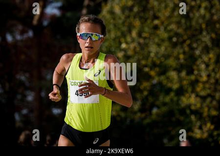 Sarah Lahti im Einsatz beim Damenrennen beim CrossCup-Leichtathletik-Event in Mol, der zweiten Etappe des CrossCup-Wettbewerbs, Sonntag, 30. Oktober 2022. BELGA FOTO JASPER JACOBS Quelle: Belga Nachrichtenagentur/Alamy Live News Stockfoto