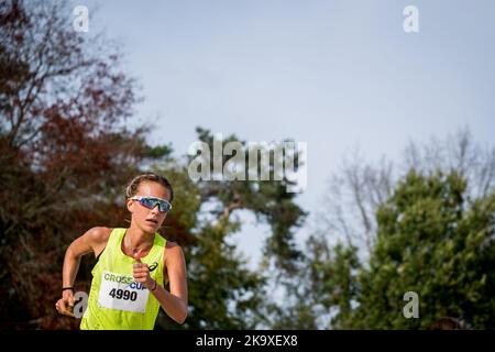 Sarah Lahti im Einsatz beim Damenrennen beim CrossCup-Leichtathletik-Event in Mol, der zweiten Etappe des CrossCup-Wettbewerbs, Sonntag, 30. Oktober 2022. BELGA FOTO JASPER JACOBS Quelle: Belga Nachrichtenagentur/Alamy Live News Stockfoto