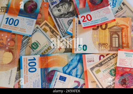 Mehrkurrency Hintergrund von US-Dollar, Euro und Schweizer Franken Stockfoto