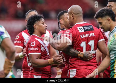 Middlesbrough, Großbritannien. 30. Oktober 2022. Tesi Niu aus Tonga feiert seinen Versuch während des Rugby League World Cup 2021 Gruppe-D-Spiels Tonga gegen Cook-Inseln im Riverside Stadium, Middlesbrough, Großbritannien, 30.. Oktober 2022 (Foto von Mark Cosgrove/News Images) Credit: News Images LTD/Alamy Live News Stockfoto