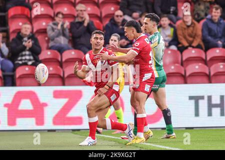 Middlesbrough, Großbritannien. 30. Oktober 2022. Will Penisini aus Tonga feiert seinen Versuch während des Rugby League World Cup 2021 Gruppe-D-Spiels Tonga gegen Cook-Inseln im Riverside Stadium, Middlesbrough, Großbritannien, 30.. Oktober 2022 (Foto von Mark Cosgrove/News Images) Credit: News Images LTD/Alamy Live News Stockfoto