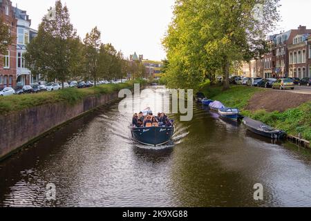 Haarlem, Niederlande - Oktober 22. 2022: Ein Kanal im Zentrum der Stadt. Ein touristisches Kanalboot segelt entlang des Kanals. Stockfoto