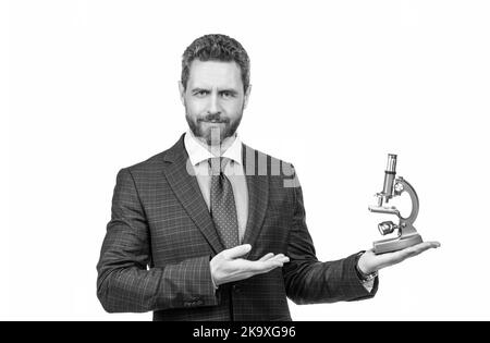 Unternehmer Mann in Anzug präsentiert moderne Mikroskop isoliert auf weißen, wissenschaftlichen Methode. Stockfoto