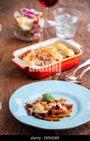 Gratinierte Rigatoni Pasta auf Holz Stockfoto