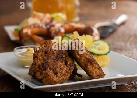 bayerisches Fleischpflanzerl mit Kartoffelsalat Stockfoto