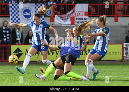 Crawley, Großbritannien. 30. Oktober 2022. Crawley, England, 30.. Oktober 2022: Molly Bartip (5 Tottenham) und Eveliina Summanen (25 Tottenham) treten Kayleigh Green (15 Brighton) während des Barclays FA Womens Super League-Spiels zwischen Brighton und Hove Albion sowie Tottenham Hotspur im Broadfield Stadium in Crawley, England, an. (Dylan Clinton/SPP) Quelle: SPP Sport Press Photo. /Alamy Live News Stockfoto