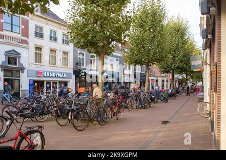 Haarlem, Niederlande - Oktober 22. 2022: Eine der Haupteinkaufsstraßen im Zentrum von Haarlem. Stockfoto