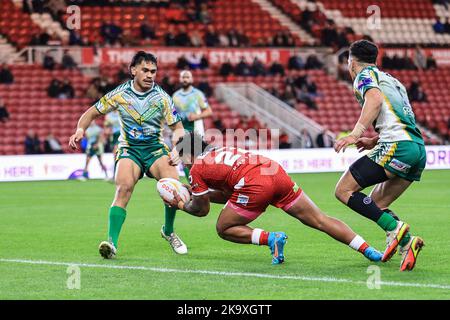 Middlesbrough, Großbritannien. 30. Oktober 2022. Tesi Niu aus Tonga versucht es beim Rugby League World Cup 2021 Gruppe-D-Spiel Tonga gegen Cook Islands im Riverside Stadium, Middlesbrough, Großbritannien, 30.. Oktober 2022 (Foto von Mark Cosgrove/Nachrichtenbilder) in Middlesbrough, Großbritannien am 10/30/2022. (Foto von Mark Cosgrove/News Images/Sipa USA) Quelle: SIPA USA/Alamy Live News Stockfoto