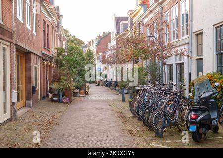 Haarlem, Niederlande - Oktober 22. 2022: Typische Wohnstraße im Zentrum von Haarlem. Stockfoto