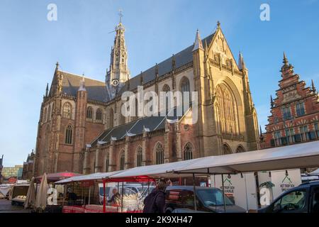 Haarlem, Niederlande - Oktober 22. 2022: Grote Kerk oder Saint Bavokerk, Haarlem, Niederlande Stockfoto