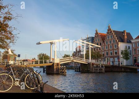 Haarlem, Niederlande - Oktober 22. 2022: Die historische Ponte Mobile über den Spaarne River. Stockfoto