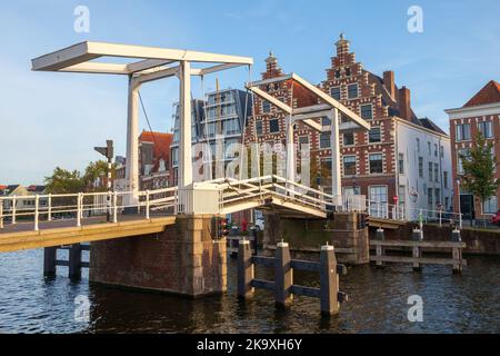 Haarlem, Niederlande - Oktober 22. 2022: Die historische Ponte Mobile über den Spaarne River. Stockfoto