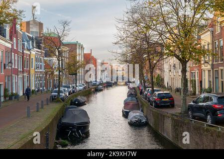 Haarlem, Niederlande - Oktober 22. 2022: Ein Kanal im Zentrum der Stadt. Entlang des Kais Reihen sich festfahrene Kanalboote an. Stockfoto