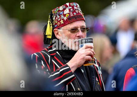 London, Großbritannien. 30.. Oktober 2022. London, Großbritannien. 30. Oktober 2022. Saracens-Unterstützer bereit für das Rugby-Spiel der Gallagher Premiership zwischen Saracens und Sale Sharks im Allianz Park, London, England am 30. Oktober 2022. Foto von Phil Hutchinson. Nur zur redaktionellen Verwendung, Lizenz für kommerzielle Nutzung erforderlich. Keine Verwendung bei Wetten, Spielen oder Veröffentlichungen einzelner Clubs/Vereine/Spieler. Kredit: UK Sports Pics Ltd/Alamy Live Nachrichten Stockfoto