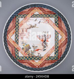 Antike Japanische Imari-Porzellanladegerät-Platte. 19. Jahrhundert. Durchmesser 31 cm / 12' Stockfoto